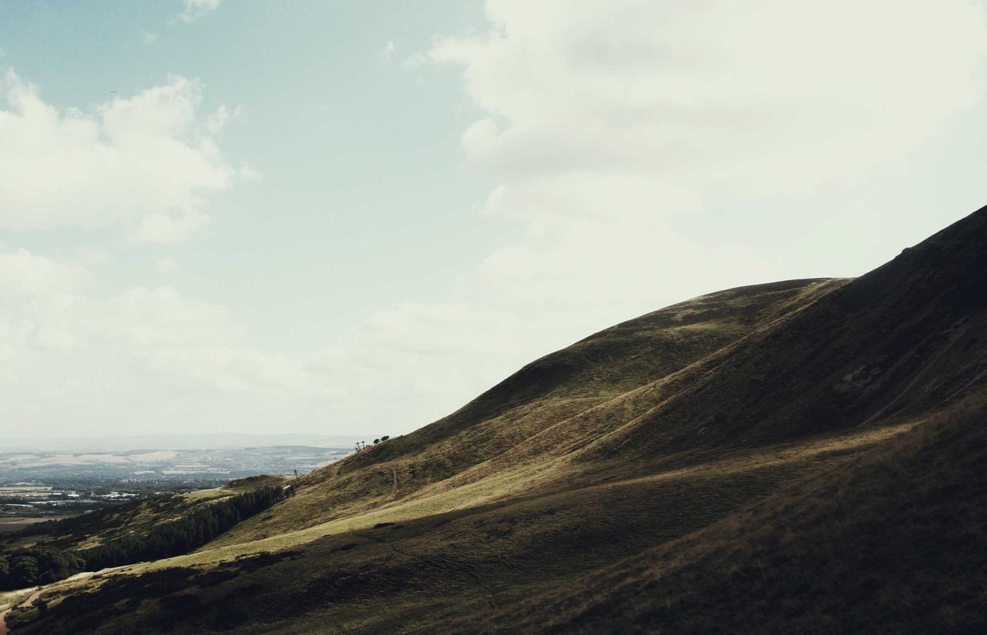 Mulher a olhar para si mesma ao espelho, com um guarda-roupa aberto