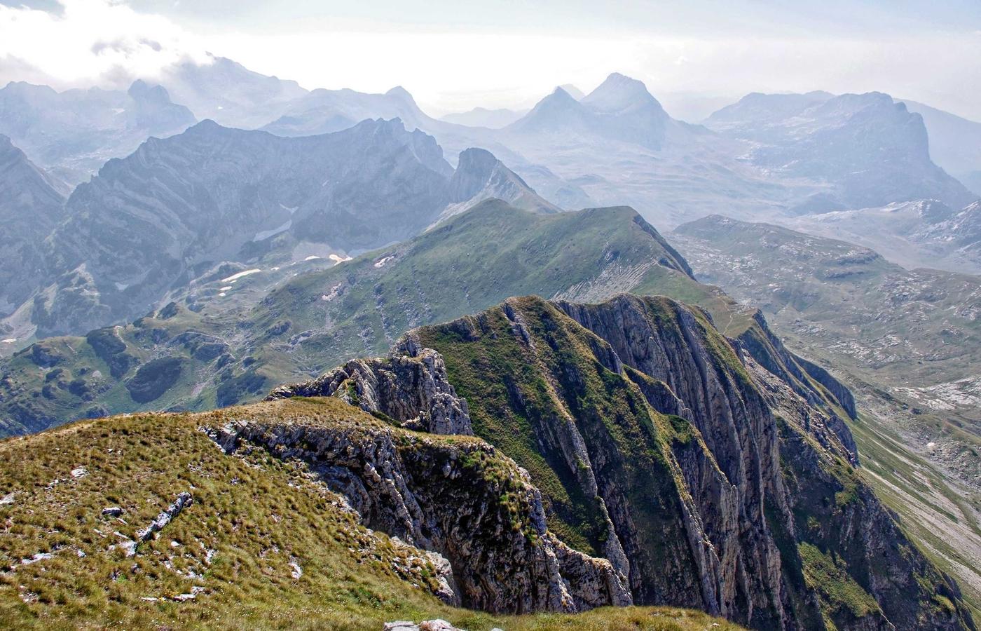Mulher elegante a sorrir, refletindo confiança